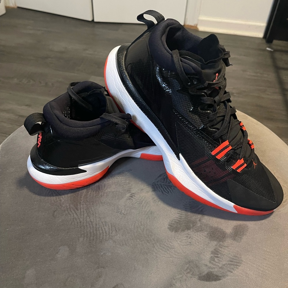 Air jordan Men's Black and Red Athletic Shoes